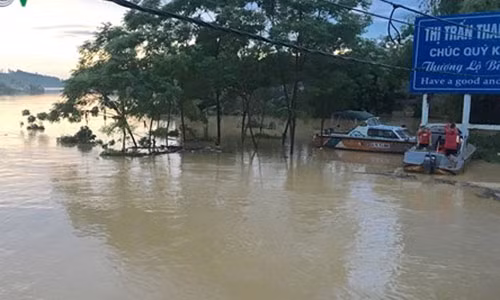Lực lượng công an ứng trực, sẵn sàng chở người dân đến nơi an toàn. Lực lượng công an ứng trực, sẵn sàng chở người dân đến nơi an toàn.