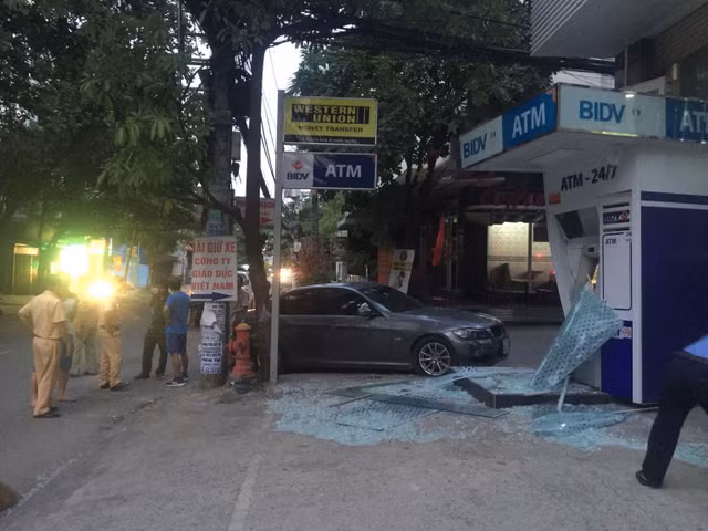 TP HCM: Ôtô BMW nổ lốp đâm vỡ nát trụ ATM TP HCM: Oto BMW no lop dam vo nat tru ATM
