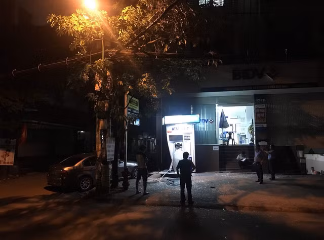 TP HCM: Ôtô BMW nổ lốp đâm vỡ nát trụ ATM - Hình 3 TP HCM: Oto BMW no lop dam vo nat tru ATM-Hinh-3