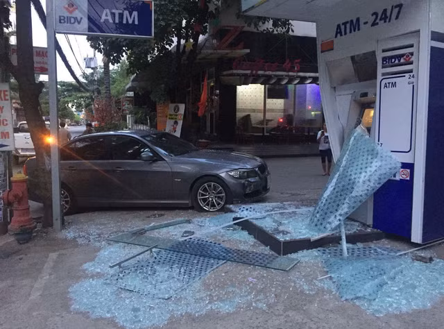 TP HCM: Ôtô BMW nổ lốp đâm vỡ nát trụ ATM - Hình 2 TP HCM: Oto BMW no lop dam vo nat tru ATM-Hinh-2