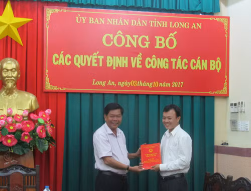 Long An: 9 cơ quan thừa Phó Giám đốc, 121 lãnh đạo thiếu tiêu chuẩn Long An: 9 co quan thua Pho Giam doc, 121 lanh dao thieu tieu chuan