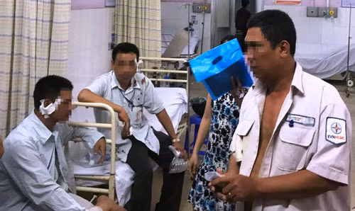 Các nhân viên Điện lực cấp cứu tại bệnh viện quận Thủ Đức với mhiều thương tích trên cơ thể. Các nhân viên Điện lực cấp cứu tại bệnh viện quận Thủ Đức với mhiều thương tích trên cơ thể.