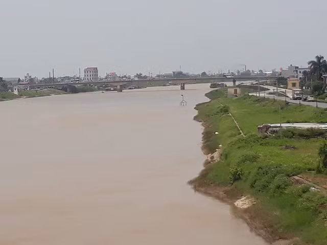 Thái Bình: Vẫn đang nỗ lực tìm kiếm thi thể cô gái nhảy cầu tự vẫn - Hình 2 Thai Binh: Van dang no luc tim kiem thi the co gai nhay cau tu van-Hinh-2