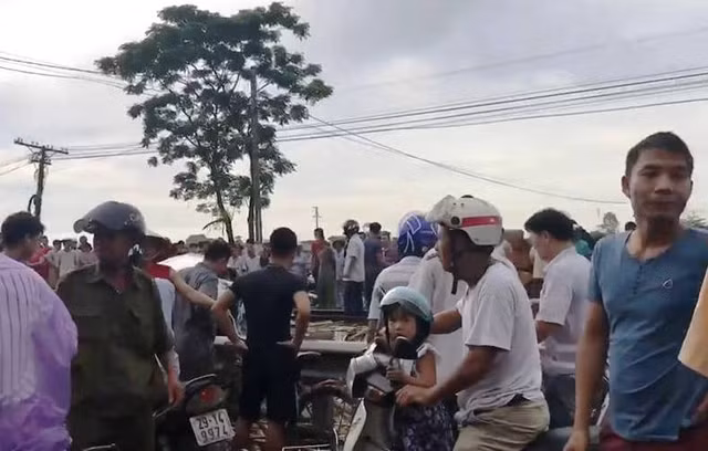 Tai nạn đường sắt ở Nam Định: Ôtô văng xa, 4 người thương vong - Hình 2 Tai nan duong sat o Nam Dinh: Oto vang xa, 4 nguoi thuong vong-Hinh-2