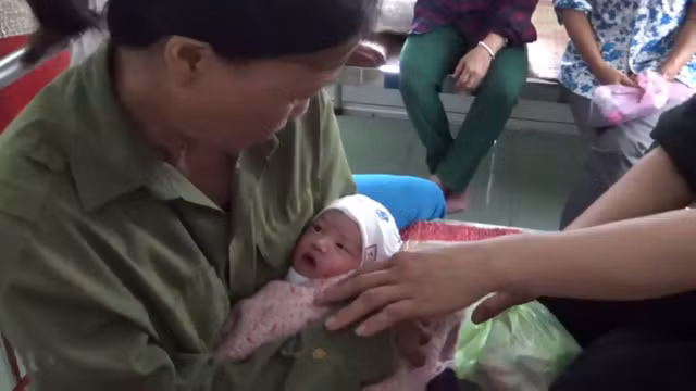 Hải Phòng: Bé trai bị bỏ rơi trong chiếc túi nilon ven đường Hai Phong: Be trai bi bo roi trong chiec tui nilon ven duong