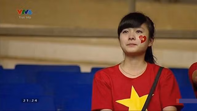 Dương Thị Nhật Lệ (sinh năm 1993, Thanh Hóa, cựu sinh viên trường Học viện Tài chính) được người hâm mộ bóng đá Việt biết đến khi bật khóc trên khán đài sân vận động Mỹ Đình vì U19 Việt Nam thua U19 Nhật Bản trong trận chung kết giải Vô địch U19 Đông Nam Á mở rộng. Hình ảnh cô gái trẻ mặc áo cờ đỏ sao vàng, đeo băng cổ vũ, đôi mắt ngấn lệ vì đội chủ nhà không giành cúp vô địch để lại ấn tượng tốt cho dân mạng. Cô nàng được gọi với cái tên trìu mến “Crying girl”. Dương Thị Nhật Lệ (sinh năm 1993, Thanh Hóa, cựu sinh viên trường Học viện Tài chính) được người hâm mộ bóng đá Việt biết đến khi bật khóc trên khán đài sân vận động Mỹ Đình vì U19 Việt Nam thua U19 Nhật Bản trong trận chung kết giải Vô địch U19 Đông Nam Á mở rộng. Hình ảnh cô gái trẻ mặc áo cờ đỏ sao vàng, đeo băng cổ vũ, đôi mắt ngấn lệ vì đội chủ nhà không giành cúp vô địch để lại ấn tượng tốt cho dân mạng. Cô nàng được gọi với cái tên trìu mến “Crying girl”.