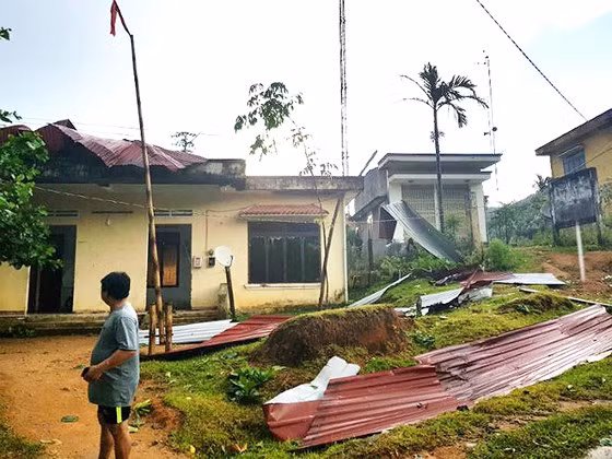 Lốc xoáy tốc mái hàng chục nhà dân ở xã Ba Nam, huyện Ba Tơ, tỉnh Quảng Ngãi. Ảnh: SGGP