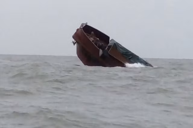 Tau cho hang Trung Quoc bat ngo chim tren bien Quang Ninh