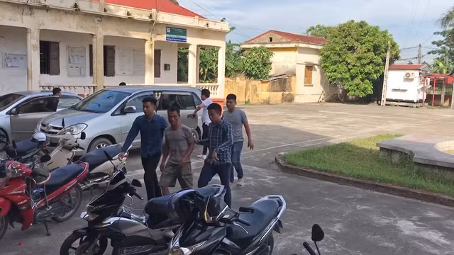 Đối tượng Tươi bị dẫn đến cơ quan công an. Ảnh: Công an tỉnh Hưng Yên. Đối tượng Tươi bị dẫn đến cơ quan công an. Ảnh: Công an tỉnh Hưng Yên.