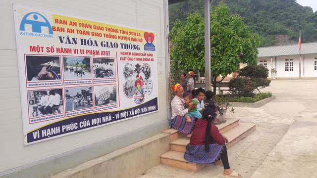 Tấm panô rất to cảnh báo về an toàn giao thông được dán trước cổng Trường Tiểu học Vân Hồ. Tấm panô rất to cảnh báo về an toàn giao thông được dán trước cổng Trường Tiểu học Vân Hồ.