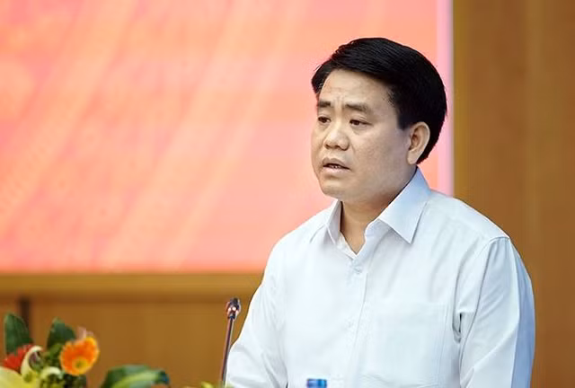 Chủ tịch Hà Nội Nguyễn Đức Chung trao đổi với cử tri ngày 13/5. Ảnh Mạnh Thắng