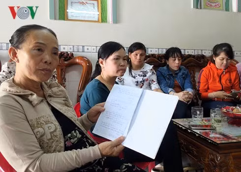Nhiều người trong huyện đã trót cho bà Nguyệt vay các khoản tiền lớn mà chưa đòi được. Nhiều người trong huyện đã trót cho bà Nguyệt vay các khoản tiền lớn mà chưa đòi được.