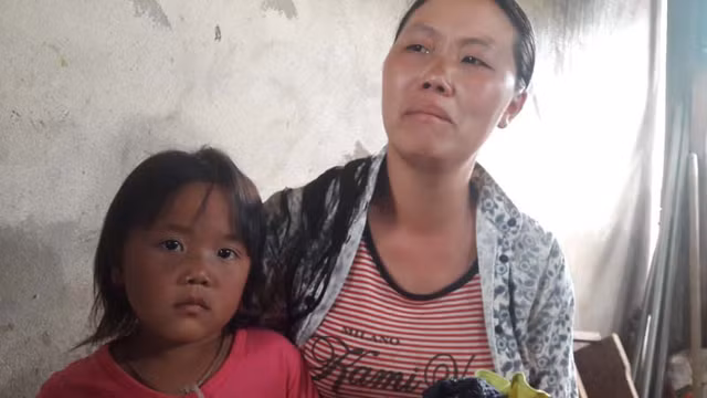 Mấy ngày qua, chị Mùi Thị Tánh - mẹ của cháu Sồng A Ninh như hóa đá từ khi nhìn thấy con mình nằm bất động ở trường học. Mấy ngày qua, chị Mùi Thị Tánh - mẹ của cháu Sồng A Ninh như hóa đá từ khi nhìn thấy con mình nằm bất động ở trường học.