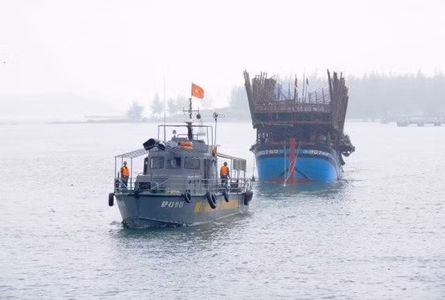 Tàu cá Bình Thuận mất tích bí ẩn cùng 5 thuyền viên Tau ca Binh Thuan mat tich bi an cung 5 thuyen vien