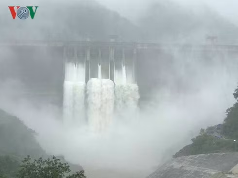 Thủy điện Bản Vẽ xả lũ đúng quy trình, người dân vẫn chưa thể về nhà Thuy dien Ban Ve xa lu dung quy trinh, nguoi dan van chua the ve nha