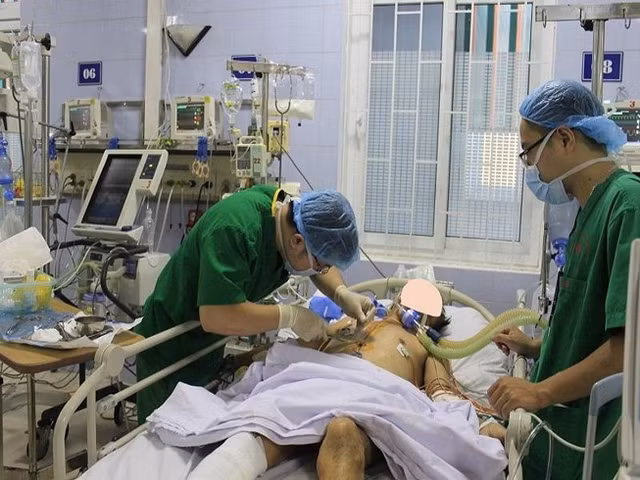 Bệnh nhân Tuấn đang được điều trị tại BV E. Ảnh: H.PHƯỢNG Bệnh nhân Tuấn đang được điều trị tại BV E. Ảnh: H.PHƯỢNG