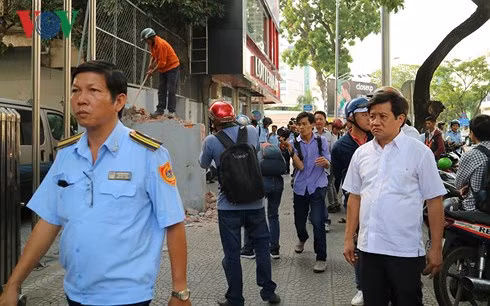 Ông Đoàn Ngọc Hải trong một lần dọn dẹp vỉa hè. Ông Đoàn Ngọc Hải trong một lần dọn dẹp vỉa hè.