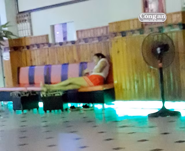Cô gái ăn mặc hở hang ngồi đợi khách massage. Cô gái ăn mặc hở hang ngồi đợi khách massage.