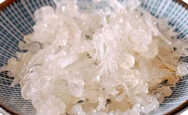 Theo người bán thì nhựa cây này có nguồn gốc từ Trung Quốc và khá hiếm nên giá tương đối đắt đỏ.