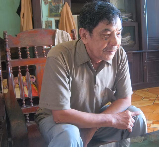Ông Tiến hào hứng kể về những "kỳ nhân" của bản làng. Ông Tiến hào hứng kể về những "kỳ nhân" của bản làng.