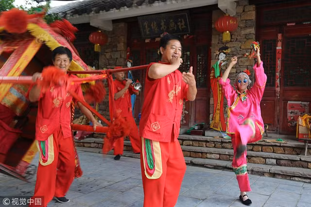 Chuyện lạ hôm nay: Dị nhân giả bà mối xấu và sự thực cảm động - Hình 2 Chuyen la hom nay: Di nhan gia ba moi xau va su thuc cam dong-Hinh-2