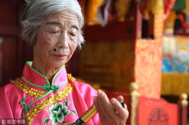 Chuyện lạ hôm nay: Dị nhân giả bà mối xấu và sự thực cảm động Chuyen la hom nay: Di nhan gia ba moi xau va su thuc cam dong