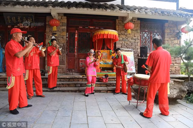 Chuyện lạ hôm nay: Dị nhân giả bà mối xấu và sự thực cảm động - Hình 4 Chuyen la hom nay: Di nhan gia ba moi xau va su thuc cam dong-Hinh-4