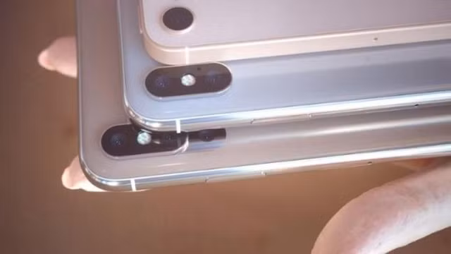Mới đây nhà thiết kế nổi tiếng Martin Hajek đã tung ra concept dành cho bộ đôi iPhone X mà Apple ra mắt năm nay, cùng với phiên bản iPhone SE 2. Có vẻ như năm nay là thời điểm phù hợp để Apple cung cấp phiên bản nâng cấp của iPhone SE, cùng bộ đôi iPhone X mới. Mới đây nhà thiết kế nổi tiếng Martin Hajek đã tung ra concept dành cho bộ đôi iPhone X mà Apple ra mắt năm nay, cùng với phiên bản iPhone SE 2. Có vẻ như năm nay là thời điểm phù hợp để Apple cung cấp phiên bản nâng cấp của iPhone SE, cùng bộ đôi iPhone X mới.