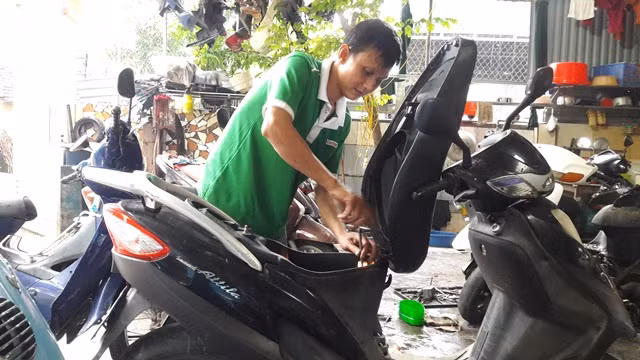 Nghệ An: Tiệm sửa xe “hốt bạc” sau mưa ngập - Hình 2 Nghe An: Tiem sua xe “hot bac” sau mua ngap-Hinh-2