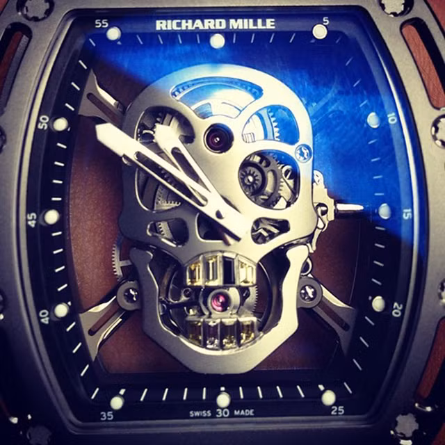 Chiếc đồng hồ đầu lâu Tourbillon Skull RM052 của hãng Richard Mile danh tiếng, có giá lên tới 527.500 euro (hơn 10 tỷ VNĐ). Chiếc đồng hồ đầu lâu Tourbillon Skull RM052 của hãng Richard Mile danh tiếng, có giá lên tới 527.500 euro (hơn 10 tỷ VNĐ).