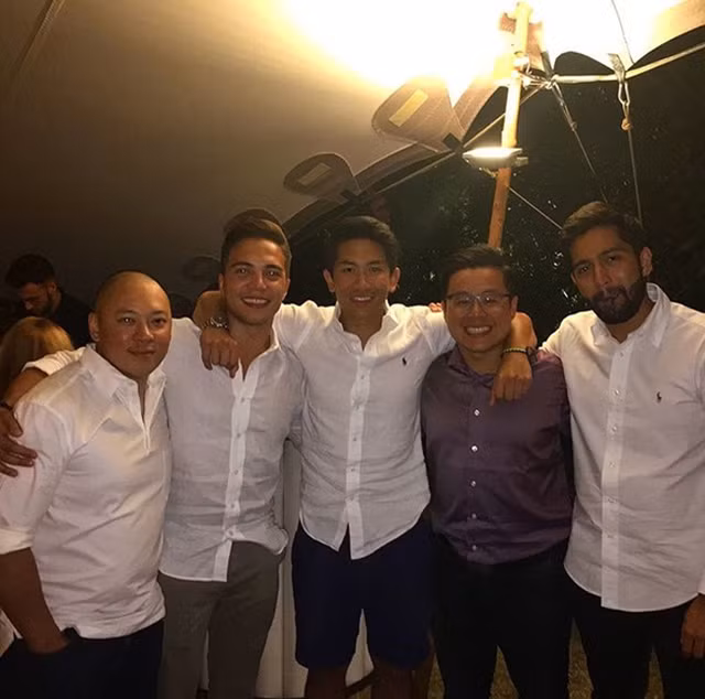 Sống trong nhung lụa và được cưng chiều từ bé nhưng Mateen luôn đối xử với mọi người bằng sự tử tế và trân trọng đáng kinh ngạc. Sống trong nhung lụa và được cưng chiều từ bé nhưng Mateen luôn đối xử với mọi người bằng sự tử tế và trân trọng đáng kinh ngạc.