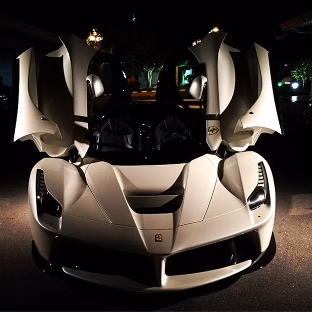 Một trong 499 chiếc Ferrari LaFerrari màu trắng nức tiếng với mức giá lên tới 1,4 triệu USD của hoàng tử Mateen. Một trong 499 chiếc Ferrari LaFerrari màu trắng nức tiếng với mức giá lên tới 1,4 triệu USD của hoàng tử Mateen.