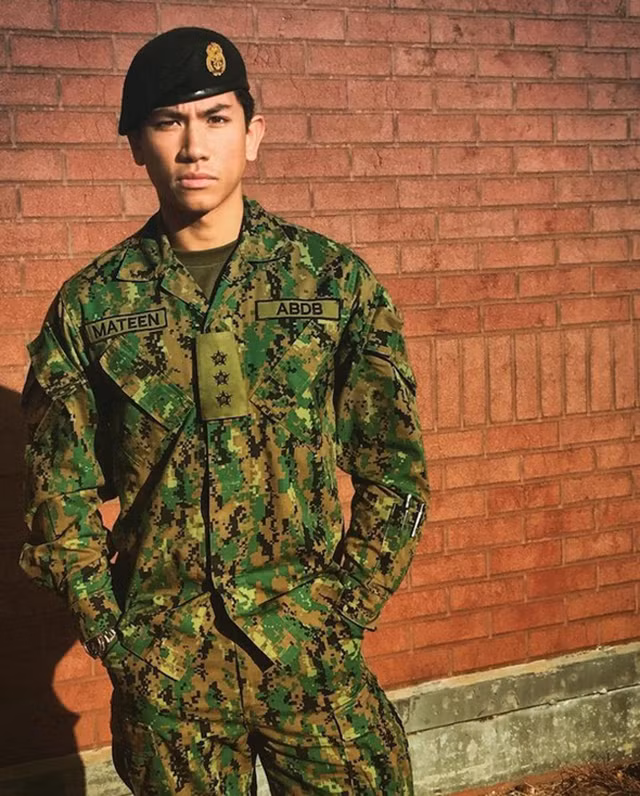 Năm 18 tuổi, anh là một trong những người trẻ nhất tốt nghiệp Học viện Quân sự Hoàng gia Sandhurst, trở thành trung úy của quân đội Brunei. Năm 18 tuổi, anh là một trong những người trẻ nhất tốt nghiệp Học viện Quân sự Hoàng gia Sandhurst, trở thành trung úy của quân đội Brunei.