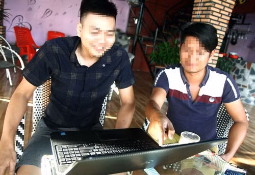 Anh Nguyễn Hữu Lộc (áo đen; ngụ xã Lộc Đức, huyện Bảo Lâm) hướng dẫn cách chơi tiền ảo qua máy tính. Anh Nguyễn Hữu Lộc (áo đen; ngụ xã Lộc Đức, huyện Bảo Lâm) hướng dẫn cách chơi tiền ảo qua máy tính.