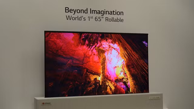 LG cho hay đây là mẫu TV đầu tiên có thể cuộn lại. Ảnh: Digital Trends.