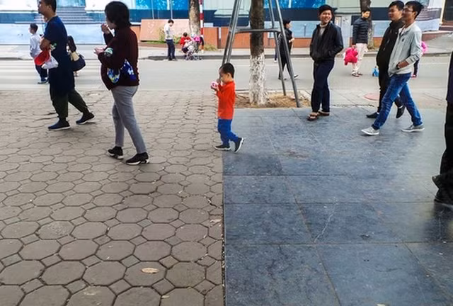 Chi hàng tỷ đồng, nhưng vỉa hè Hồ Gươm vẫn như 'chiếc áo vá' với nhiều loại gạch, đá lát. Chi hàng tỷ đồng, nhưng vỉa hè Hồ Gươm vẫn như 'chiếc áo vá' với nhiều loại gạch, đá lát.