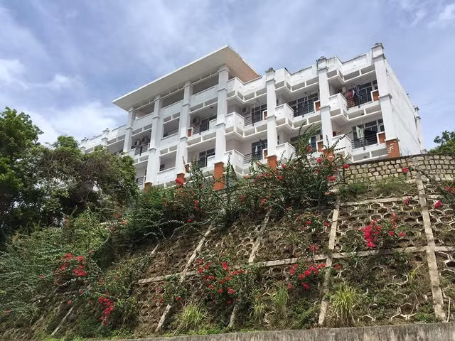 Lý giải về việc được giao lô đất ở vị trí đắc địa mặt tiền đường ven biển Phạm Văn Đồng (TP Nha Trang), ông Thái cho rằng: "Không phải tôi là Giám đốc sở thì mới được giao miếng đất này. Trong chuyện này, tôi cũng chỉ là người xin đất để ổn định chỗ ở thôi. Tôi công tác ở ngoài Ninh Hòa, không có xin đất mà ở chung với cha mẹ. Chuyển vào TP Nha Trang công tác tôi ở nhà công vụ số 2b Lê Hồng Phong. Do cần ổn định cuộc sống lâu dài tôi xin TP Nha Trang theo diện cán bộ luân chuyển được giao đất có thu tiền sử dụng đất theo giá thị trường. Đó là chủ trương của Tỉnh ủy". Ảnh: Lâm Chiêu Tranh.