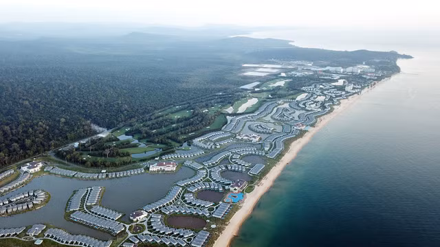 Dọc ven biển phía tây đảo Phú Quốc đã được các tập đoàn lớn đầu tư xây dựng khu nghỉ dưỡng.