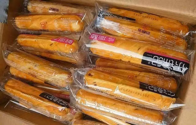 Bánh mì que ngàn lớp Trung Quốc có giá chỉ 3.000-4.000 đồng/chiếc. Bánh mì que ngàn lớp Trung Quốc có giá chỉ 3.000-4.000 đồng/chiếc.