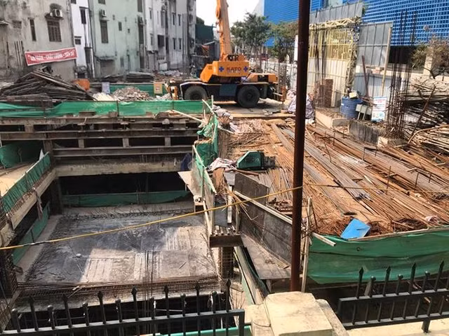Tại thời điểm tòa nhà thương mại-dịch vụ 47 Cát Linh xây vượt 1 tầng hầm, thay vì xử lý nghiêm thì công trình này sau đó được cấp phép bổ sung.