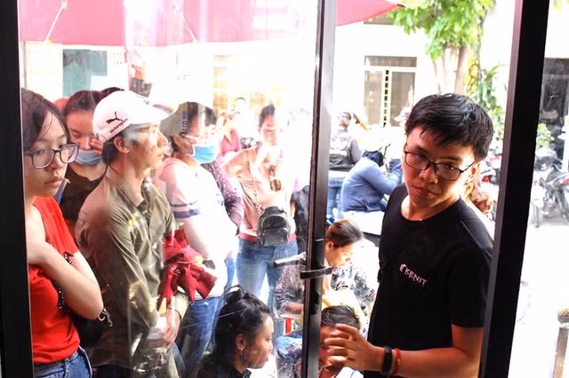 Người Sài Gòn xếp hàng mua sầu riêng, đặt cọc mới được mang về ăn - Hình 11 Nguoi Sai Gon xep hang mua sau rieng, dat coc moi duoc mang ve an-Hinh-11