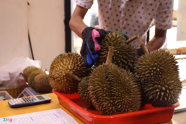 Người Sài Gòn xếp hàng mua sầu riêng, đặt cọc mới được mang về ăn - Hình 7 Nguoi Sai Gon xep hang mua sau rieng, dat coc moi duoc mang ve an-Hinh-7