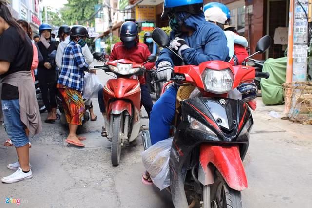 Người Sài Gòn xếp hàng mua sầu riêng, đặt cọc mới được mang về ăn - Hình 12 Nguoi Sai Gon xep hang mua sau rieng, dat coc moi duoc mang ve an-Hinh-12