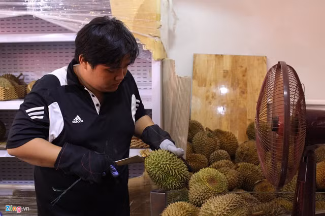 Người Sài Gòn xếp hàng mua sầu riêng, đặt cọc mới được mang về ăn - Hình 3 Nguoi Sai Gon xep hang mua sau rieng, dat coc moi duoc mang ve an-Hinh-3