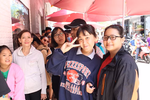 Người Sài Gòn xếp hàng mua sầu riêng, đặt cọc mới được mang về ăn - Hình 2 Nguoi Sai Gon xep hang mua sau rieng, dat coc moi duoc mang ve an-Hinh-2