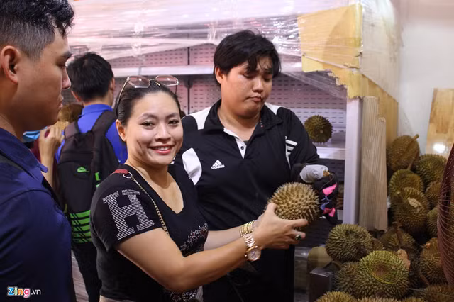 Người Sài Gòn xếp hàng mua sầu riêng, đặt cọc mới được mang về ăn - Hình 8 Nguoi Sai Gon xep hang mua sau rieng, dat coc moi duoc mang ve an-Hinh-8