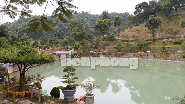 Mặc dù được xây dựng trên núi nhưng ông Long vẫn cho tạo 3 hồ lớn, xung quanh tạo tiểu cảnh rất lộng lẫy. Mặc dù được xây dựng trên núi nhưng ông Long vẫn cho tạo 3 hồ lớn, xung quanh tạo tiểu cảnh rất lộng lẫy.