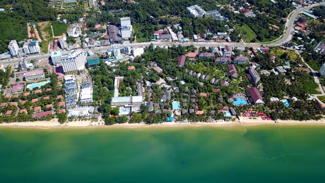 Trục đường Trần Hưng Đạo phía tây đảo kín mít các khách sạn, resort, khu nghỉ dưỡng.