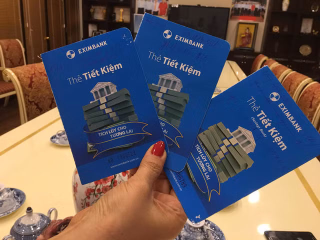 Eximbank chi nhánh TP.HCM đang vướng khiếu nại của khách hàng vì mất 245 tỷ đồng gửi tiết kiệm tại nhà băng này. Eximbank chi nhánh TP.HCM đang vướng khiếu nại của khách hàng vì mất 245 tỷ đồng gửi tiết kiệm tại nhà băng này.