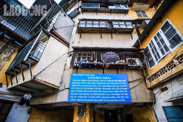 Ben trong khu nha 